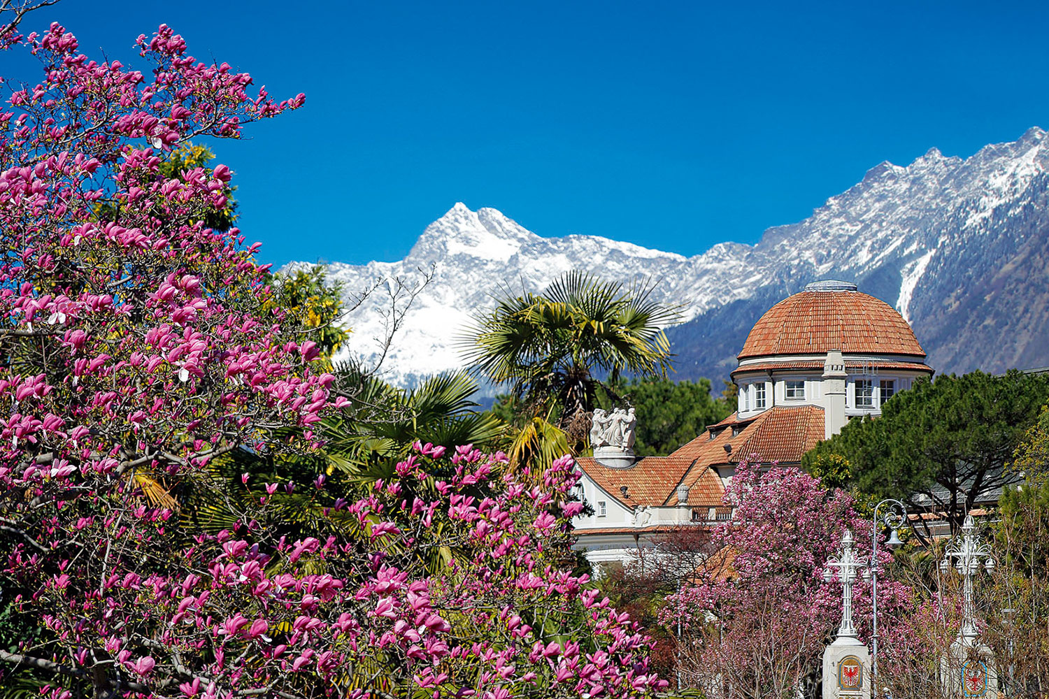 Kurhaus von Meran im Frühling